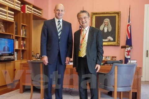 吴向南大使（右）和澳大利亚参议院议长斯蒂芬•帕里。