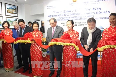 越南信息与传媒部副部长黄永宝和越南驻法国大使阮玉山为此展剪彩。
