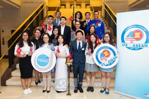 越南驻美国大使馆公使衔参赞范雄心与美国国务院同东南亚青年领袖倡议学员合影。