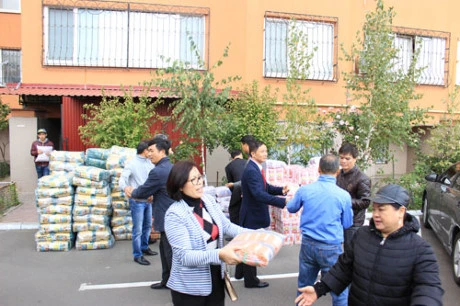 旅乌克兰越南人向乌克兰困难群众提供粮食援助