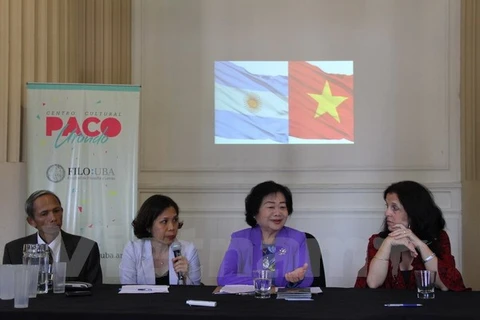 前越南国家副主席张美花（右二）出席研讨会。
