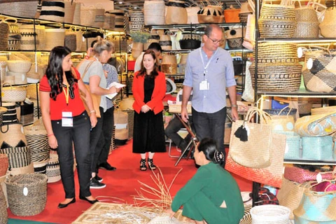 越南展位吸引诸多游客前来参观购物。（图片来源：越通社）