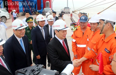 越共中央政治局委员、政府副总理王廷惠出席威赛港投运仪式。（图片来源：越通社）
