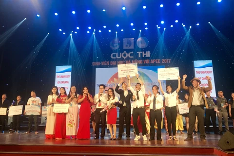 越南岘港大学生与2017年APEC会议知识竞赛总决赛的获奖者。（图片来源：越通社）