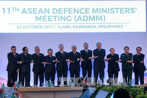 出席第十一届东盟国防部长会议的与会代表合影。（图片来源：越通社）