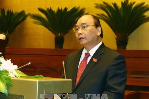 政府总理阮春福在会议上​作报告。（图片来源：越通社）
