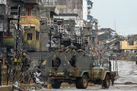 菲律宾士兵在马拉维市进行巡逻。（图片来源：新华社）