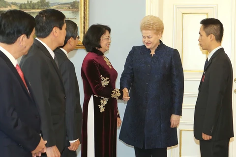 国家副主席邓氏玉盛（左四）与立陶宛共和国总统达利娅•格里包斯凯特。