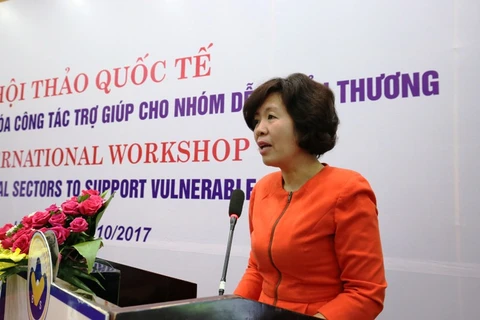 越南和平与发展基金会副主任阮氏黄云在研讨会上发言。