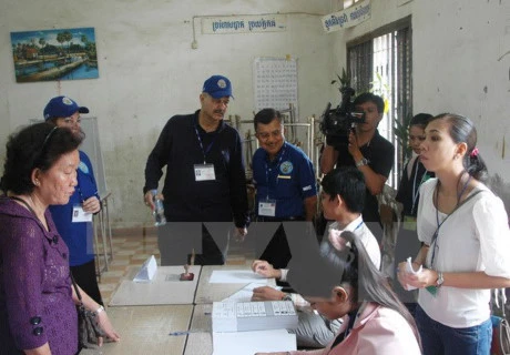 附图：柬埔寨选民进行国会选举投票。（图片来源：越通社）