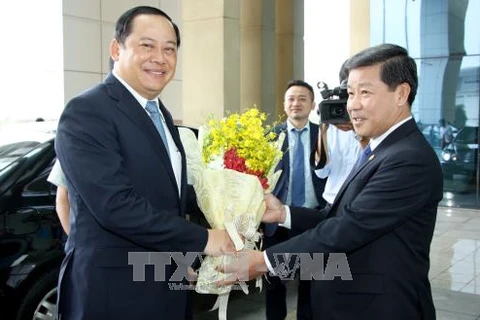 平阳省人民委员会主席陈清廉（右）接待挝政府副总理宋赛•西潘敦。（图片来源：越通社）
