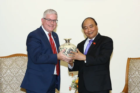 越南政府总理阮春福向澳大利亚驻越大使克雷格·奇蒂克赠送礼品。（图片来源：越通社）