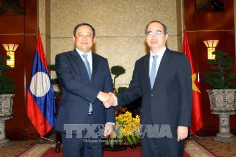 胡志明市市委书记阮善仁（右）​与老挝政府副总理宋赛•西潘敦。（图片来源：越通社）