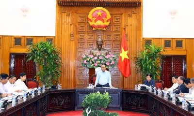 阮春福总理与遭受暴雨洪水影响最为严重的省份举行工作会议。