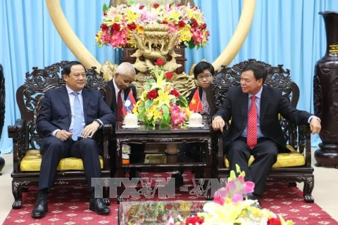 老挝副总理宋赛·西潘敦（左）与槟椥省委书记武成浩。