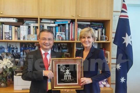 越南驻澳大利亚大使吴向和澳大利亚外交部长朱莉·毕晓普。（图片来源：越通社）