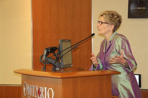加拿大安大略省省长凯斯琳·韦恩在论坛上发表讲话。（图片来源：越通社）