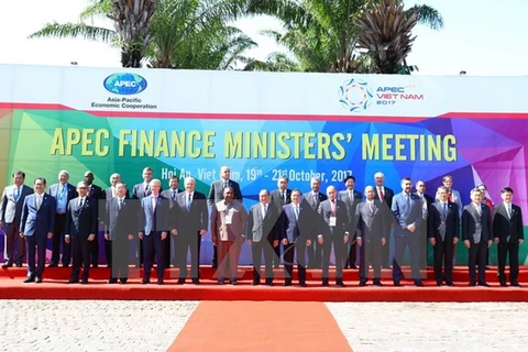 政府总理阮春福与亚太经合组织经济体领导在2017年APEC财政部长会议上合影。