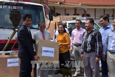 柬埔寨接收越南政府援助柬埔寨信息部的调频发射机。（图片来源：越通社）