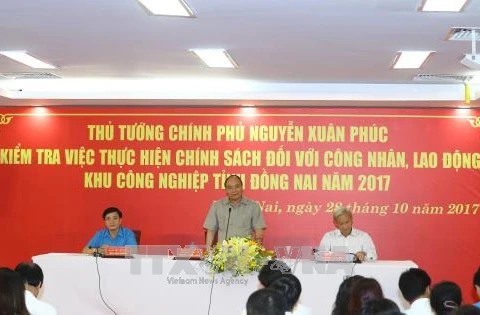 越南政府总理阮春福与同奈省各工业区劳动者进行对话。（图片来源：越通社）