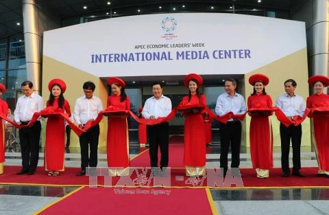 2017年APEC领导人会议周国际新闻中心启用剪彩仪式现场。（图片来源：越通社）
