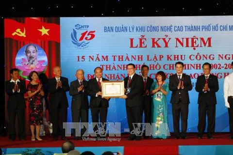 阮春福向胡志明市高科技园区管委会授予一级劳动勋章。（图片来源：越通社）