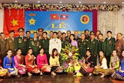 援老越南志愿军和军事专家见面会在山萝省举行