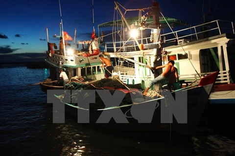 坚江省渔民准备出海。