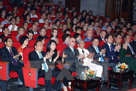 越南政府总理阮春福出席俄罗斯十月革命艺术交流晚会。（图片来源：越通社）