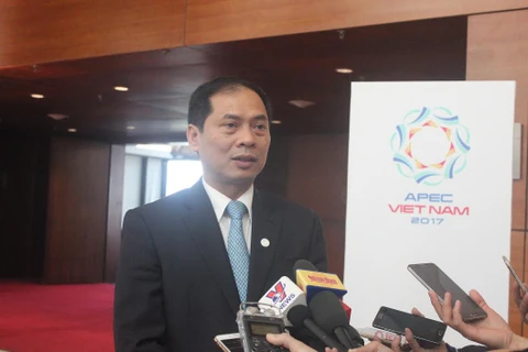 越南外交部常务副部长裴青山接受记者采访。（图片来源：因特网）