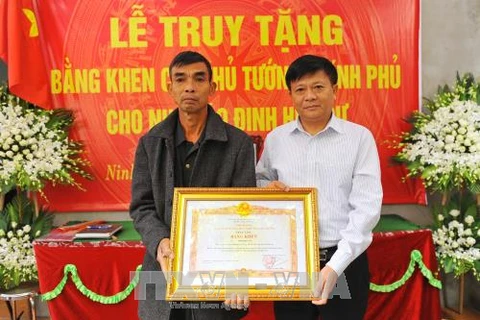 越南政府总理向越通社记者丁有余追授奖状