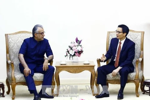 越南政府副总理武德儋（右）会见亚足联主席谢赫。（图片来源：越通社）