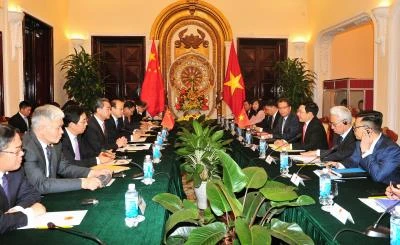 越南政府副总理兼外长范平明与中国外长王毅会谈。（图片来源：越通社）
