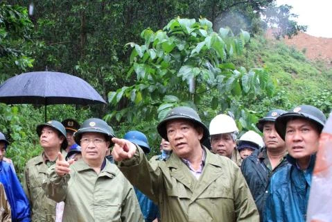 政府副总理郑廷勇赴广南省视察台风受灾情况并指导抗灾救灾工作