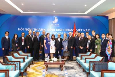 越南政府总理阮春福密集会见出席越南商务峰会的各国企业代表团（图片来源：越通社）