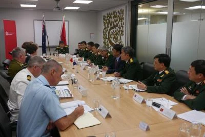 新西兰国防部长Hon Ron Mark会见越共中央委员、国防部副部长阮志咏上将。（图片来源：越通社）