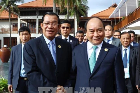 越南政府总理阮春福会见柬埔寨首相洪森。（图片来源：越通社）