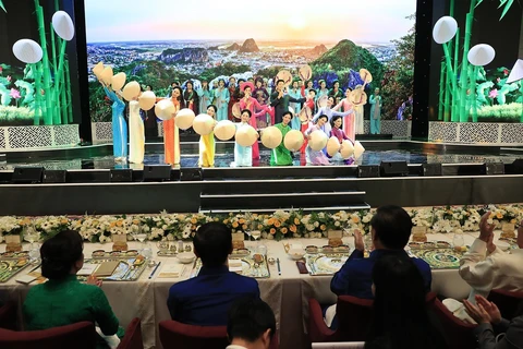 2017年APEC会议：越南国家主席陈大光主持晚宴 欢迎APEC领导人夫妇