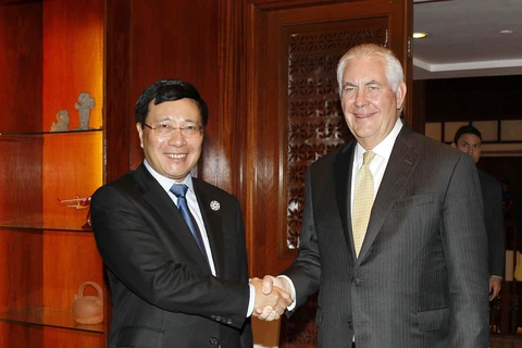  2017年APEC会议：越南政府副总理兼外长范平明会见美国国务卿蒂勒森