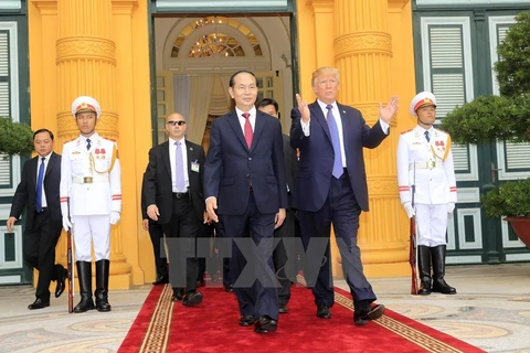 美总统特朗普圆满结束对越南的国事访问