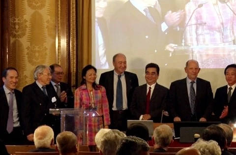 胡志明市经济法学大学副校长阮玉殿成为法国海外科学翰林院正式成员