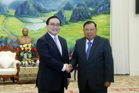 老挝领导会见河内市代表团