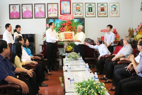 越南祖国阵线中央委员会主席陈青敏向安江省信教群众致以圣诞祝福