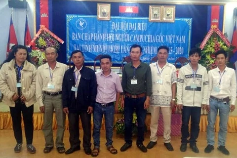 蒙多基里省越裔柬埔寨人分会领导班子合影。（图片来源：越通社）