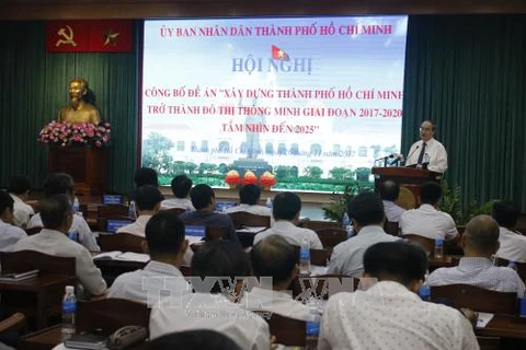 胡志明市人民委员会主席阮城锋在仪式上发表讲话。（图片来源：越通社）