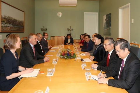 越南国会主席阮氏金银与澳大利亚众议院和参议院议长举行会谈