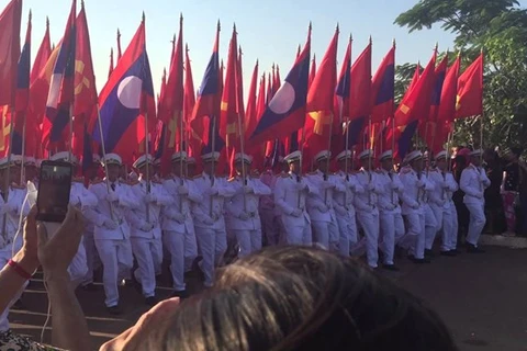老挝国庆42周年：本扬·沃拉吉会见各国外交使团