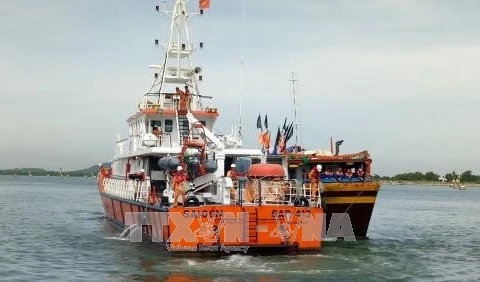 广义省成功牵引遇险渔船和7名渔民靠岸