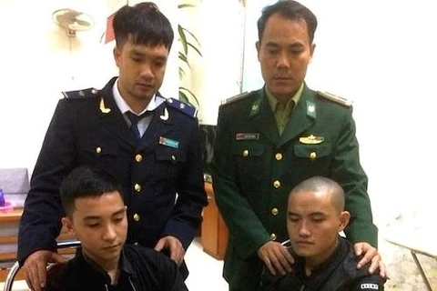 河静省边防公安逮捕非法运输毒品入境越南的两名疑犯