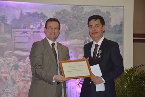 越南内务部国家文书档案局局长邓青松（右）和法国驻越大使贝特兰•洛尔拉里。